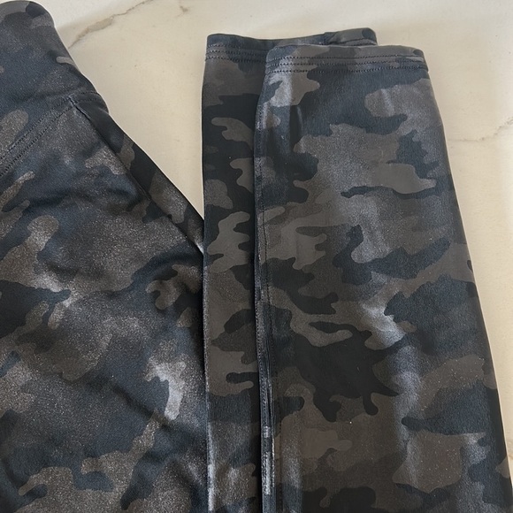 Spanx Faux Leather Camo Leggings small and xsmall - Picture 7 of 8